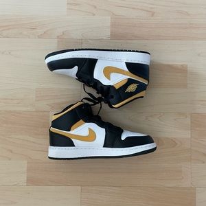 Nike Air Jordan Mid Boys Size 5.5, Women 7